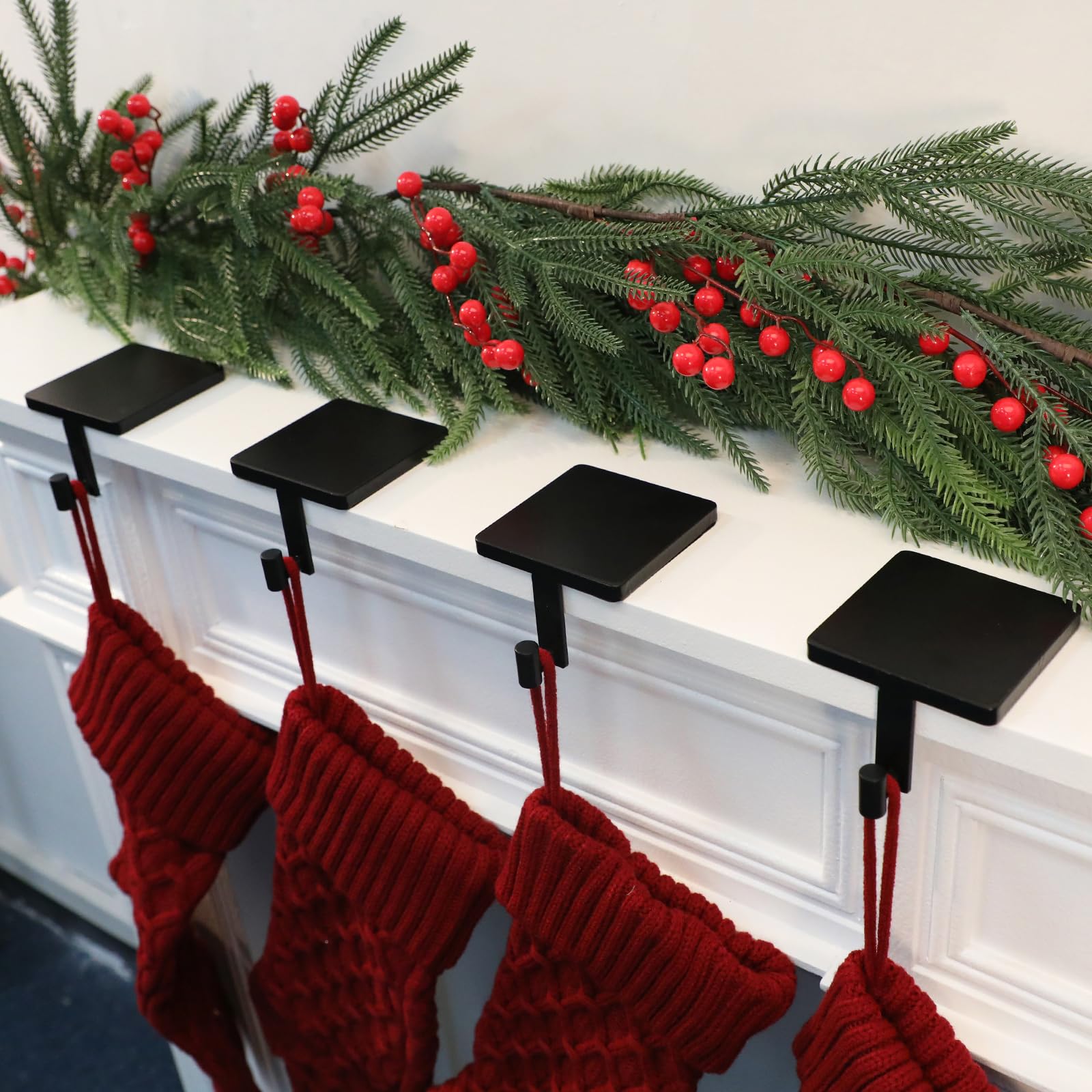 joyyy porte-bas mise en scène Noël sur cheminée créant ambiance festive