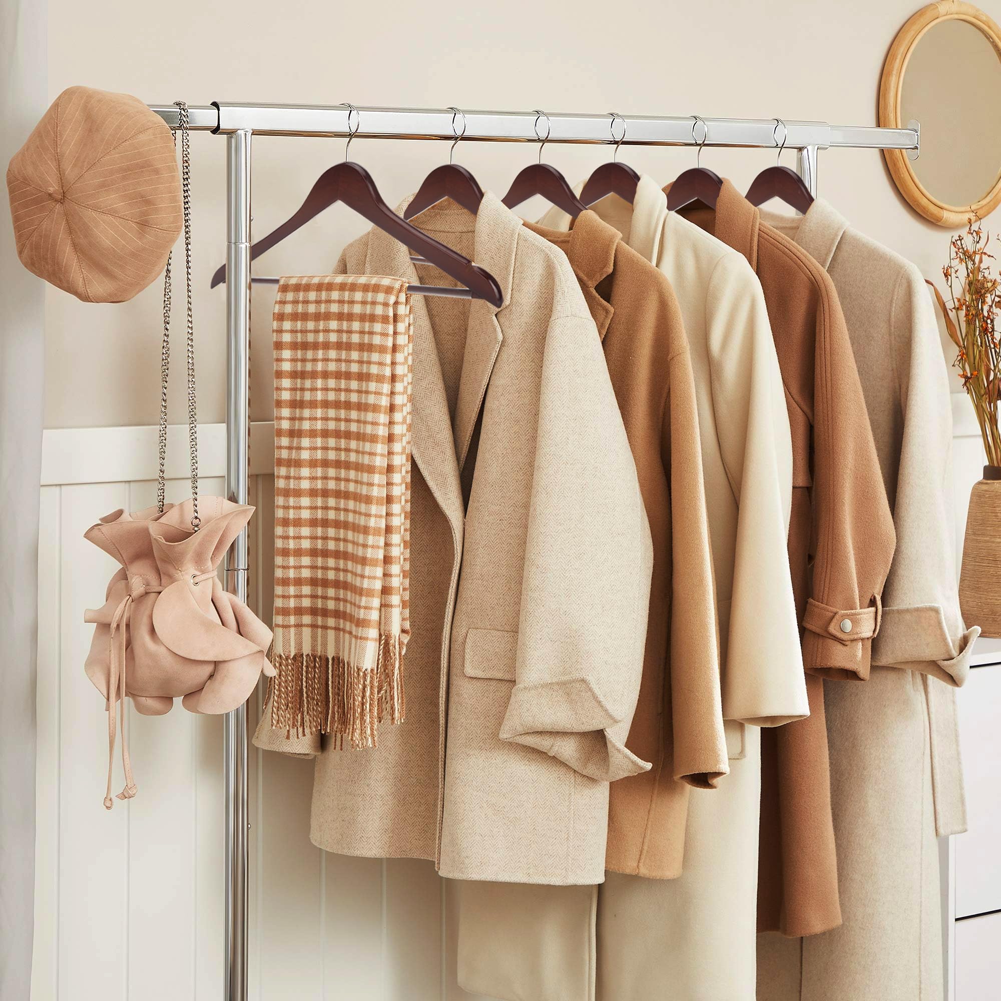 JS HANGER gros plan sur texture noyer polie, protection et esthétique du bois
