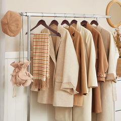 JS HANGER gros plan sur texture noyer polie, protection et esthétique du bois