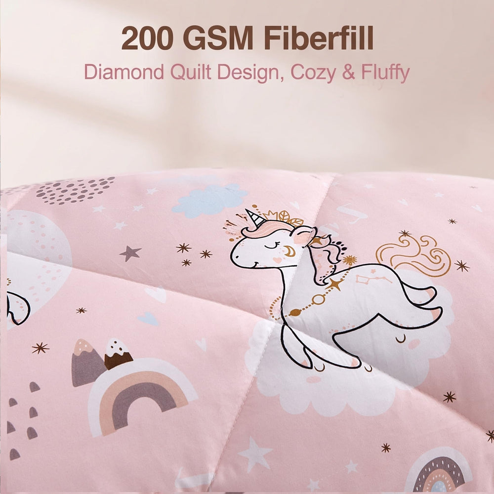 JSD couette installée sur lit d'enfant décor féerique et apaisant