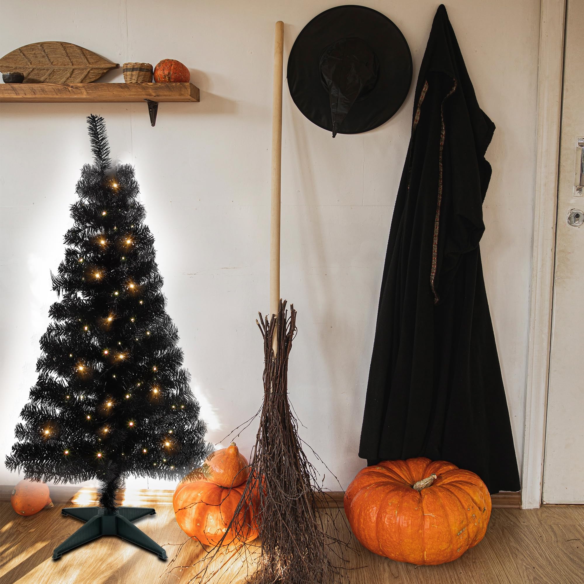 Juegoal sapin décoré en intérieur montrant style Halloween festif