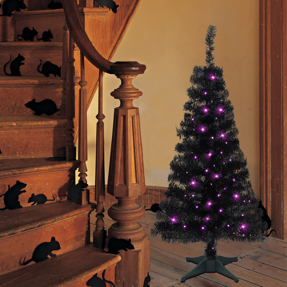 Juegoal sapin décoré lors d'une soirée Halloween ambiance violet
