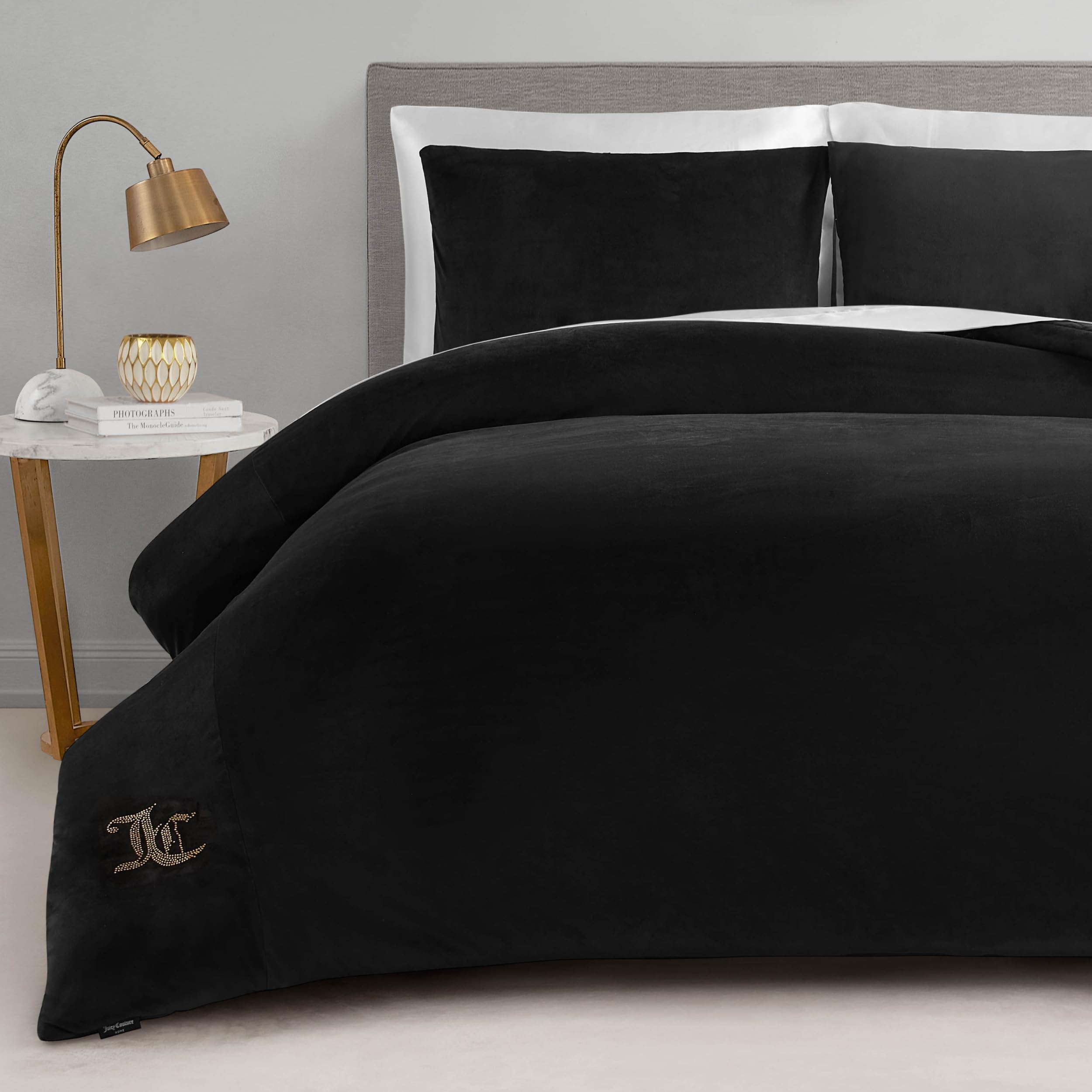 Juicy Couture vue avant de l'ensemble velour noir apportant élégance
