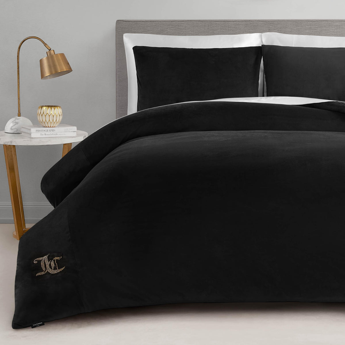 Juicy Couture vue avant de l'ensemble velour noir apportant élégance