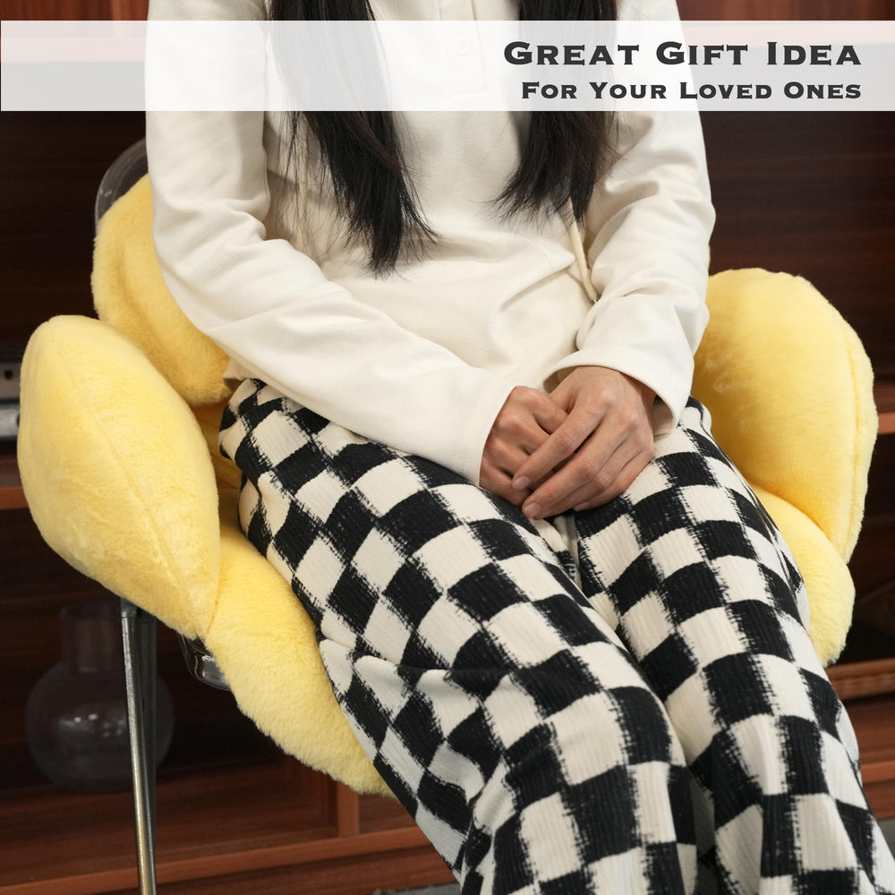 juju GOODS coussin posé à côté d’une règle pour comparaison de taille