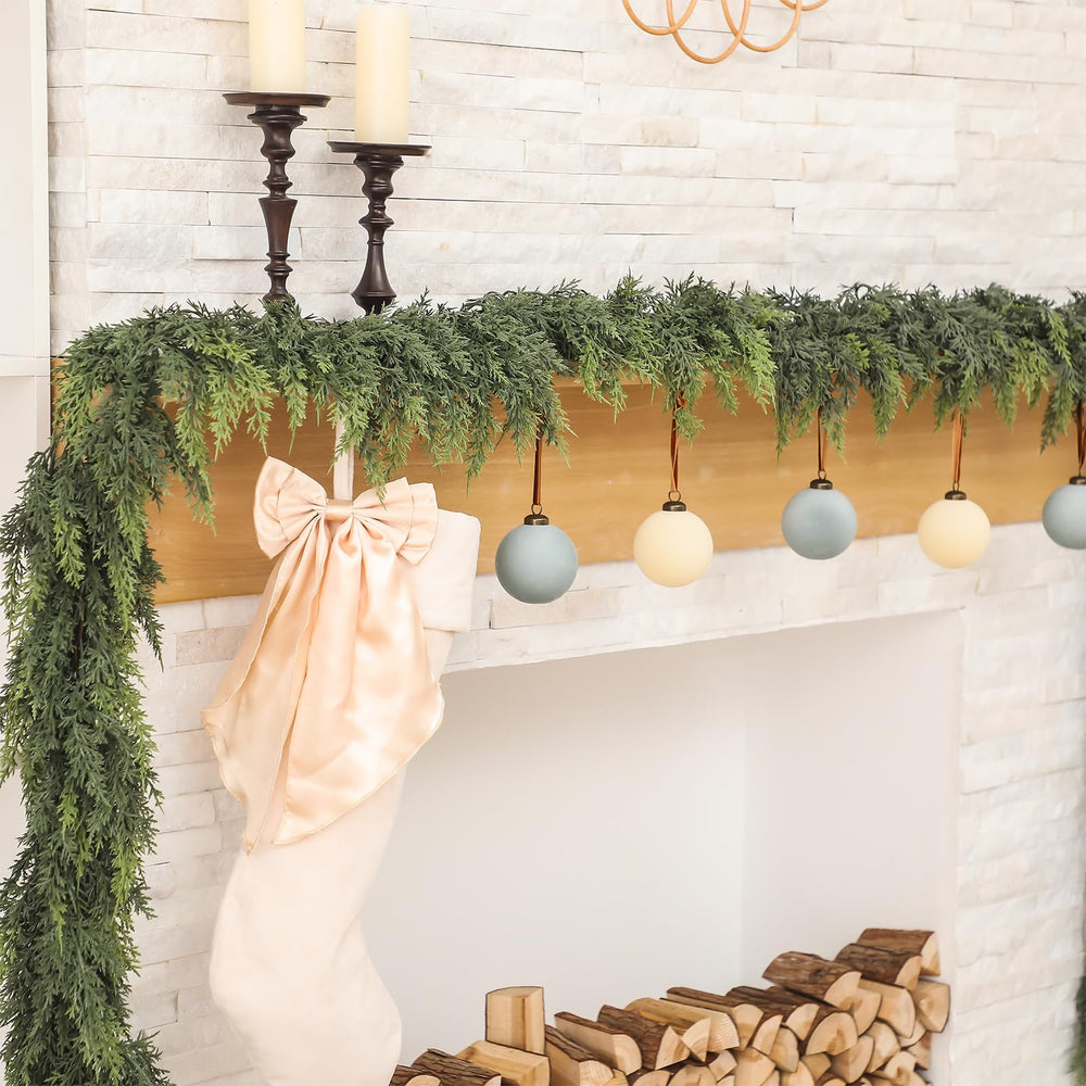 Jutom guirlande encadrant une porte, accueil festif et durable