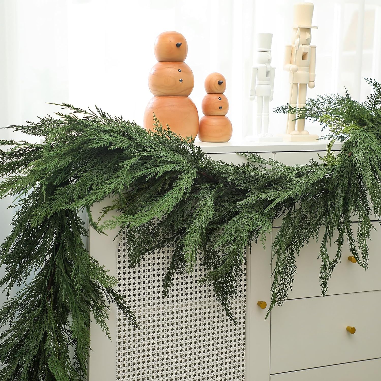 Jutom guirlande installée sur un manteau offrant ambiance festive