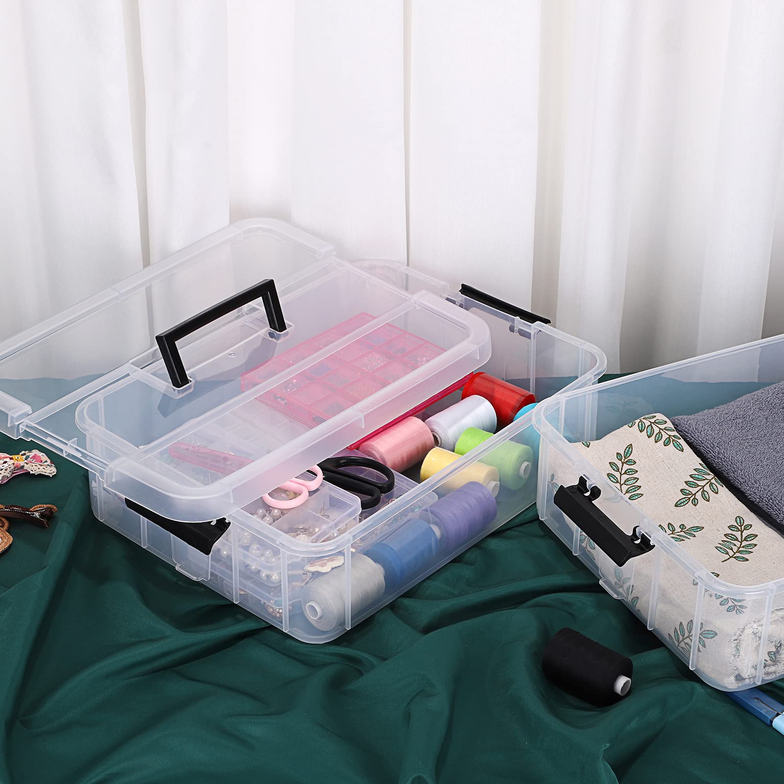 JUXYES placée sur une étagère de salon pour rangement ordonné et discret