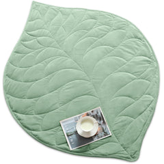 Kaisa plaid face plié montrant motif feuilles et finition déco