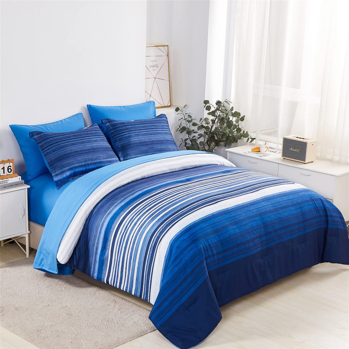 KAKIJUMN couette vue de face montrant rayures bleu dégradé et style côtier