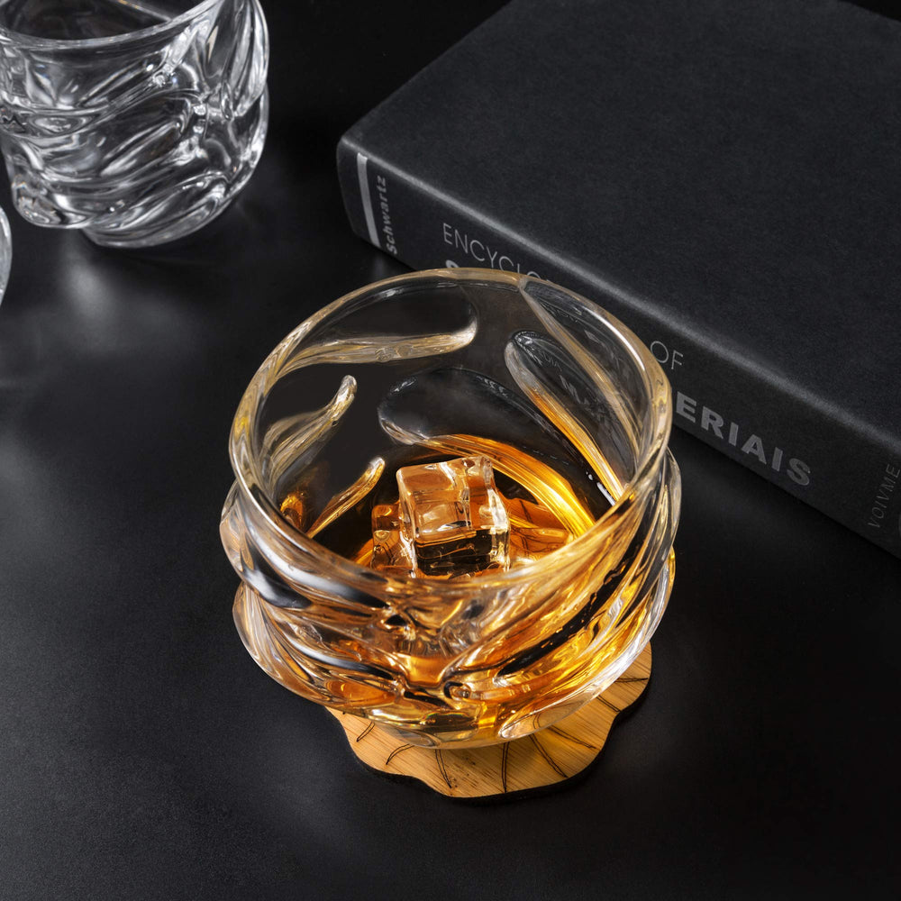 KANARS verre tenu en main pour montrer le poids et l'ergonomie du cristal