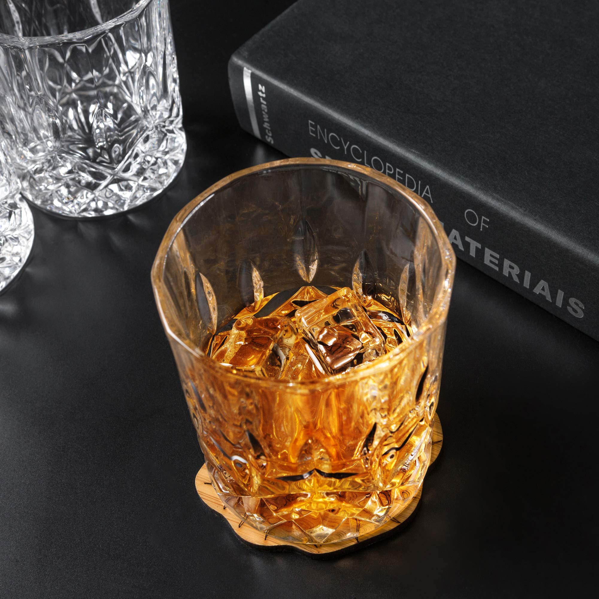 KANARS verre rempli de whisky et glaçons larges, met en valeur arômes et visuel