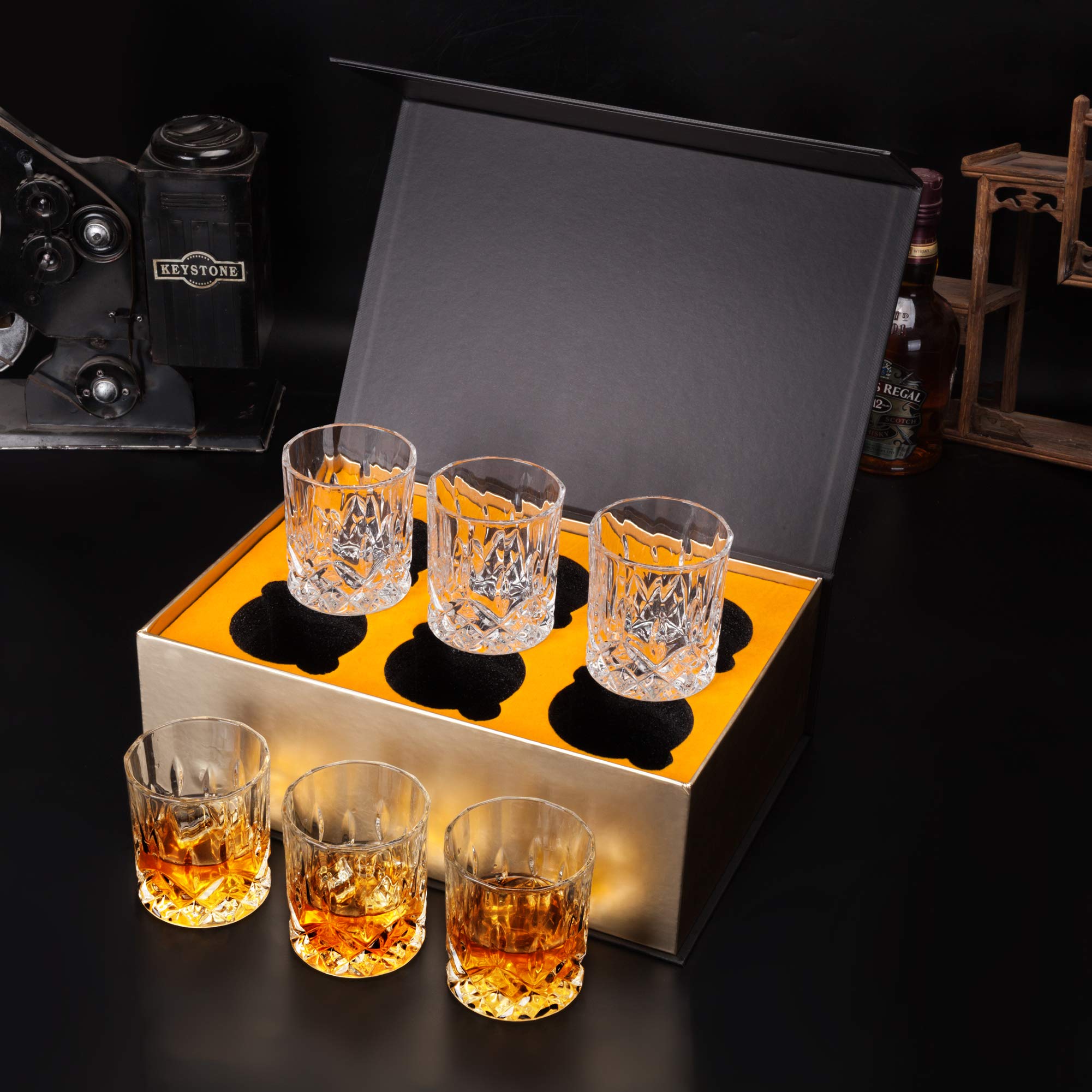 KANARS ensemble de verres posés sur un bar, apporte élégance à la table de service