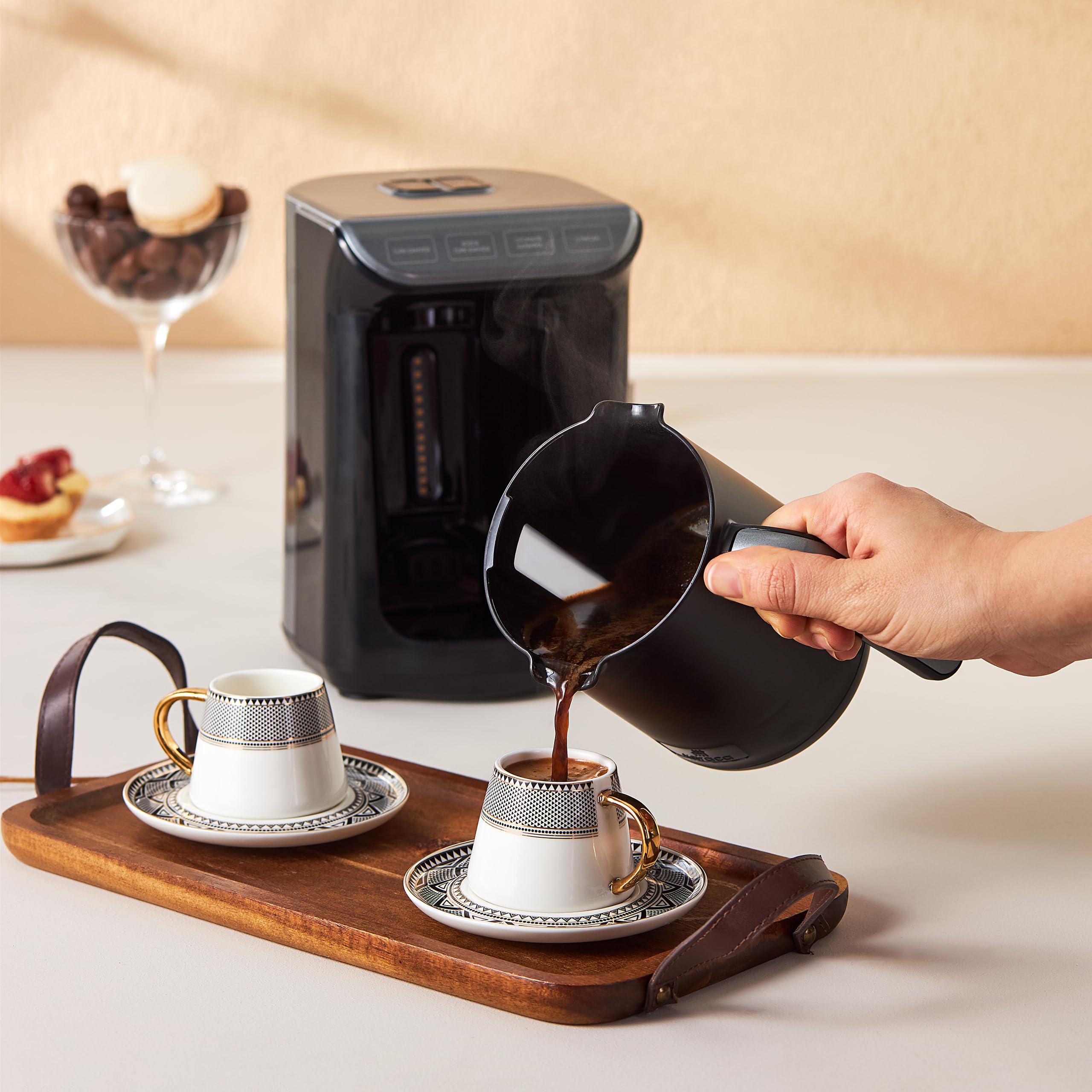 KARACA tasse tenue en main montre la taille idéale