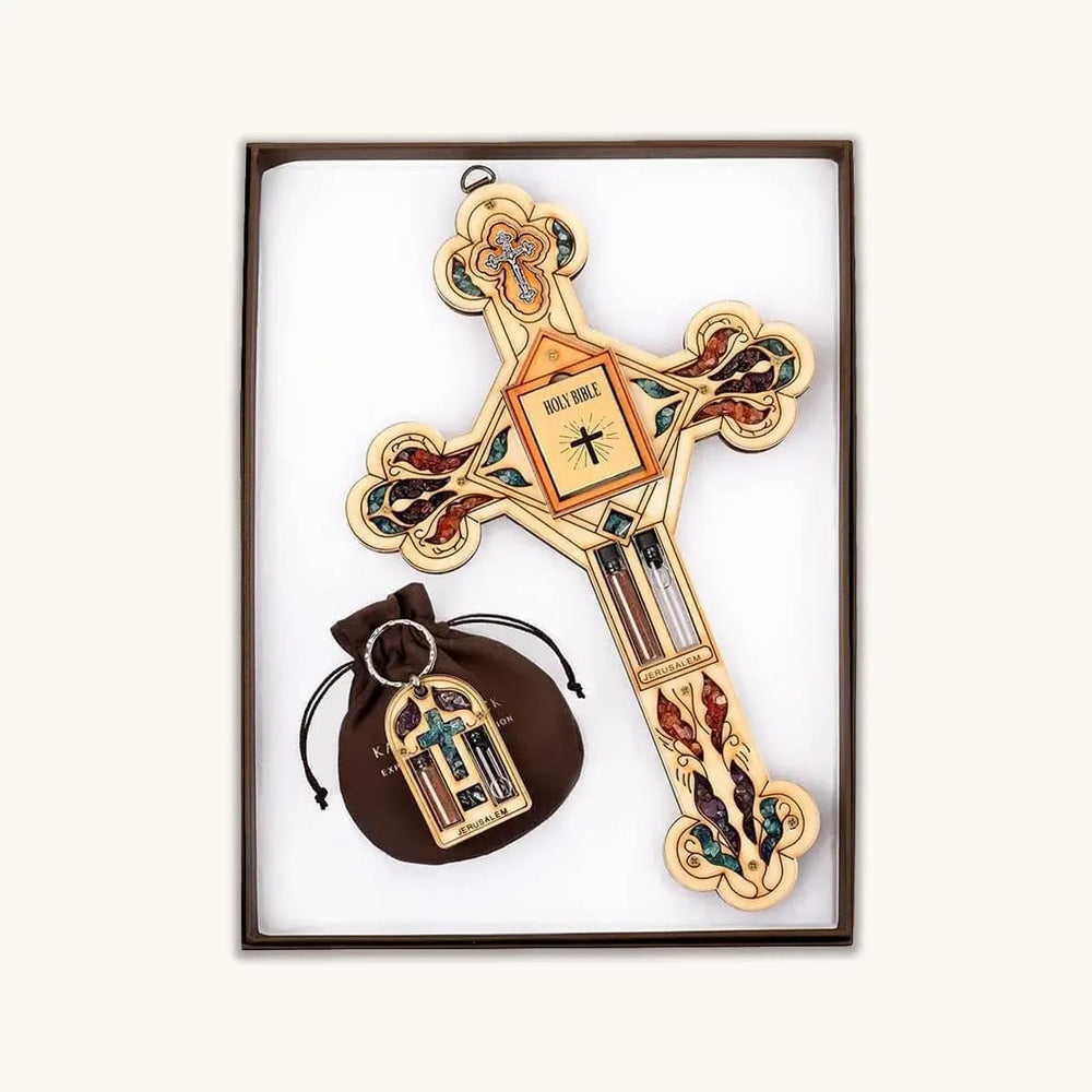 KARMA AND LUCK croix face avant montrant incrustations et présence apaisante