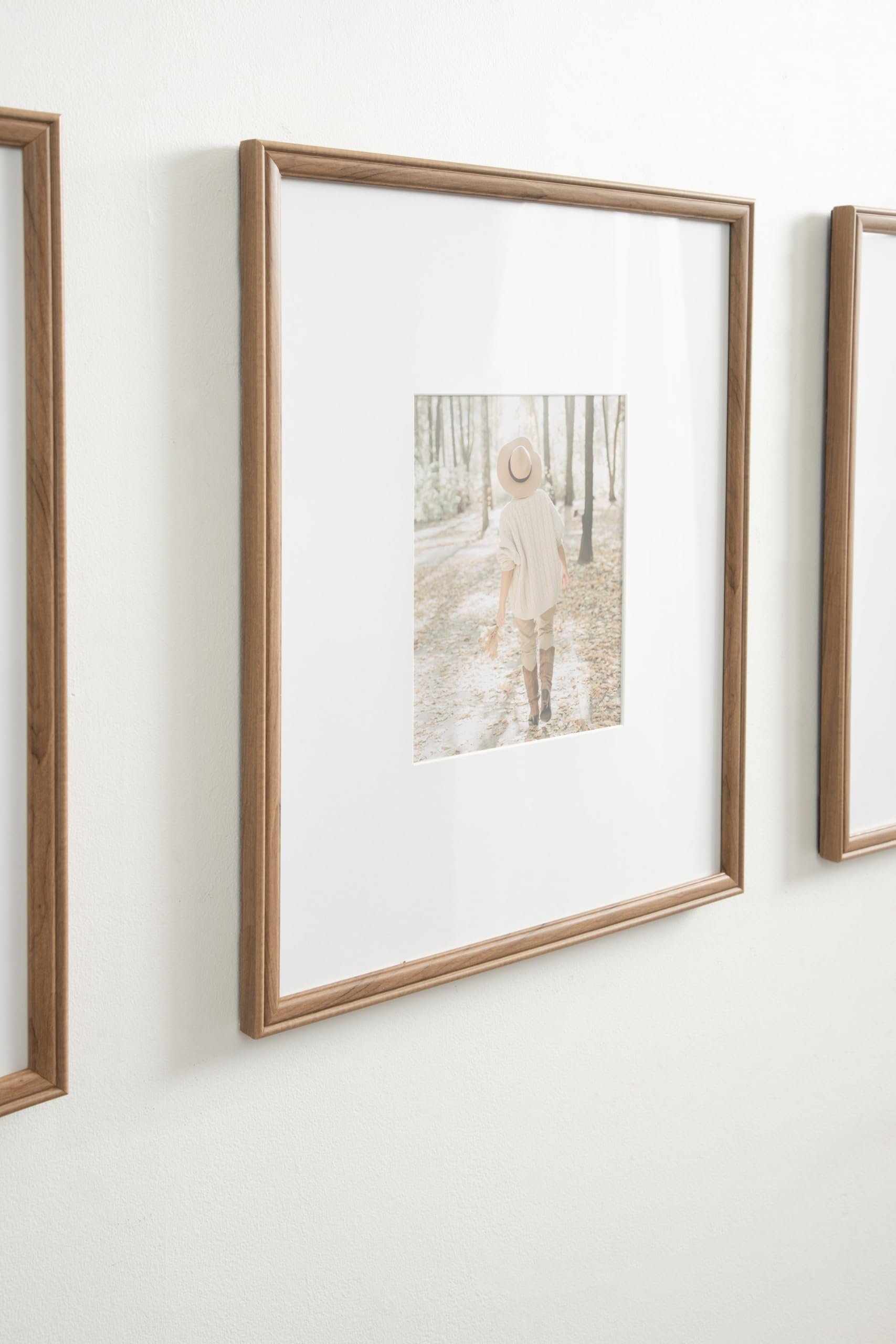 Kate and Laurel cadre ouvert montrant une photo 16x20 sans passe-partout