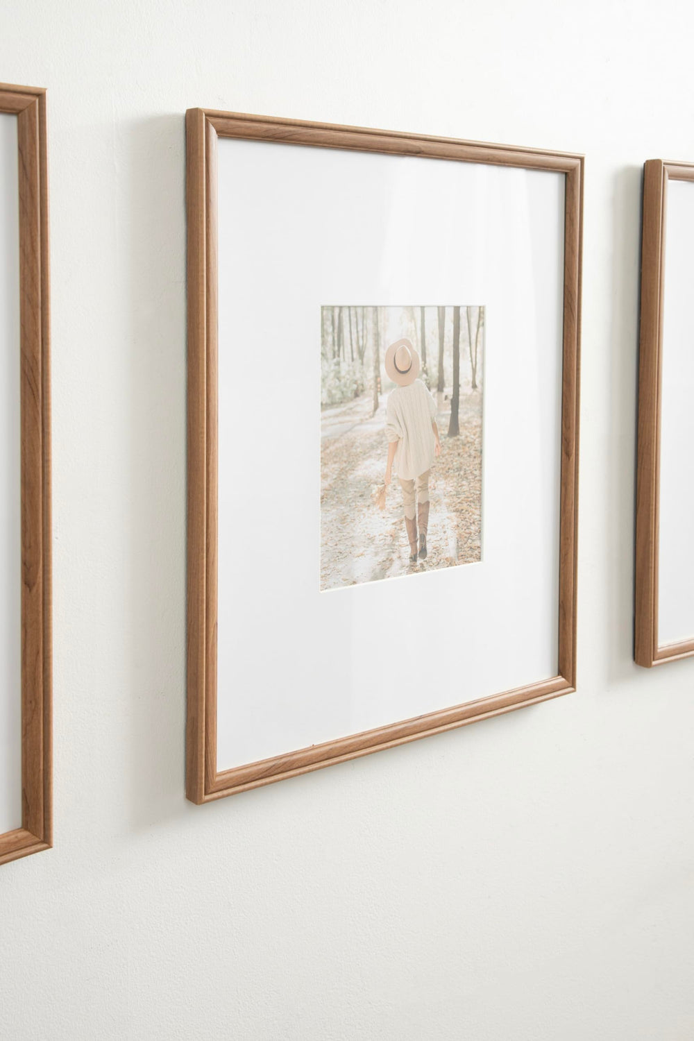 Kate and Laurel cadre ouvert montrant une photo 16x20 sans passe-partout