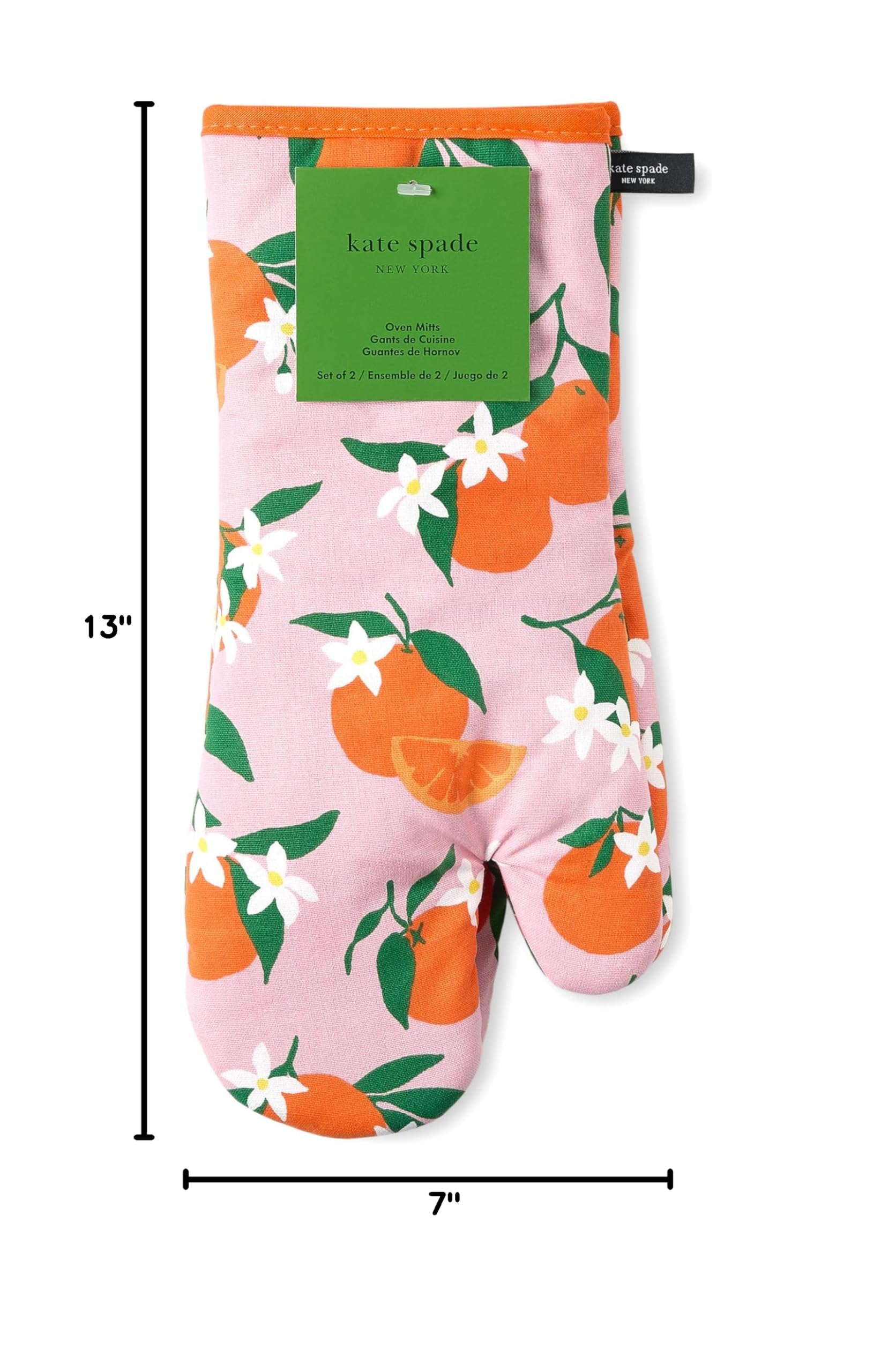kate spade new york manique accrochée décorant une cuisine moderne fonctionnelle
