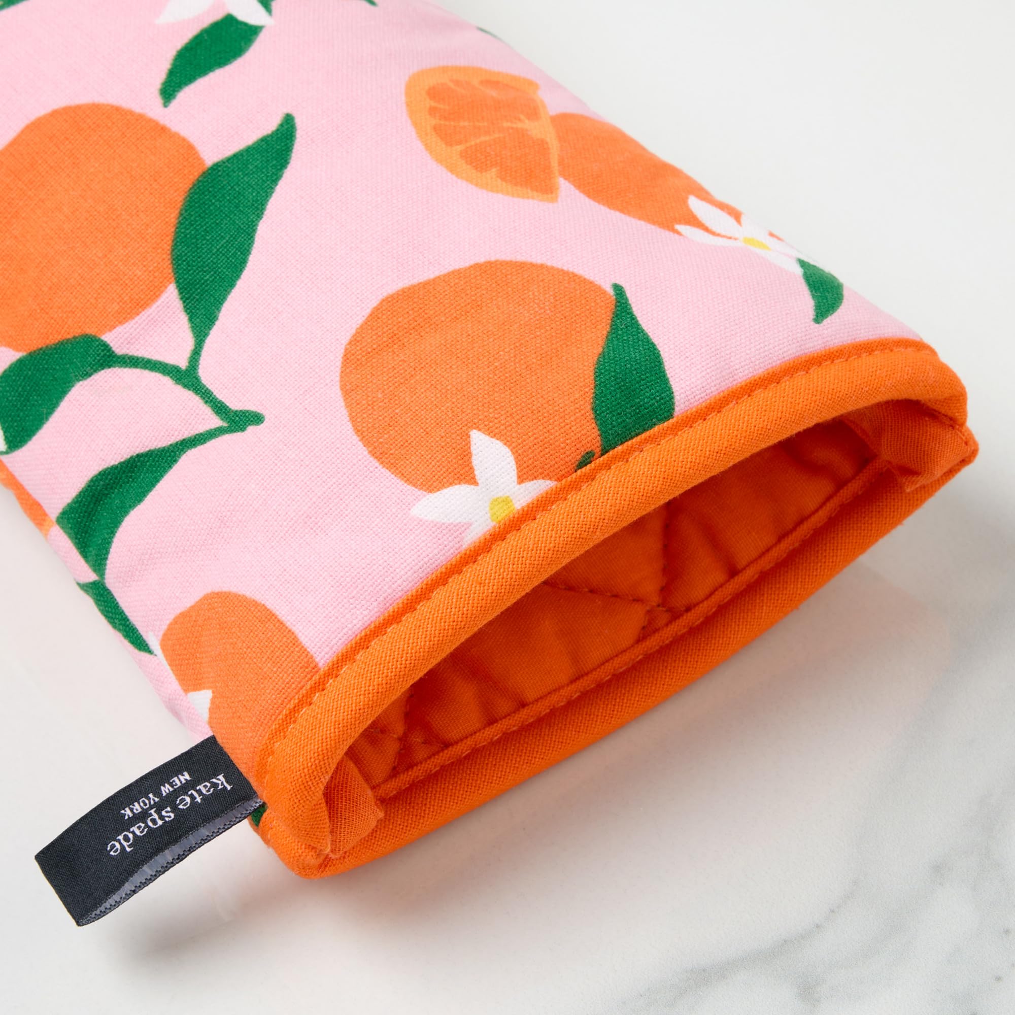kate spade new york gant en usage retirant un plat chaud du four sécurisé