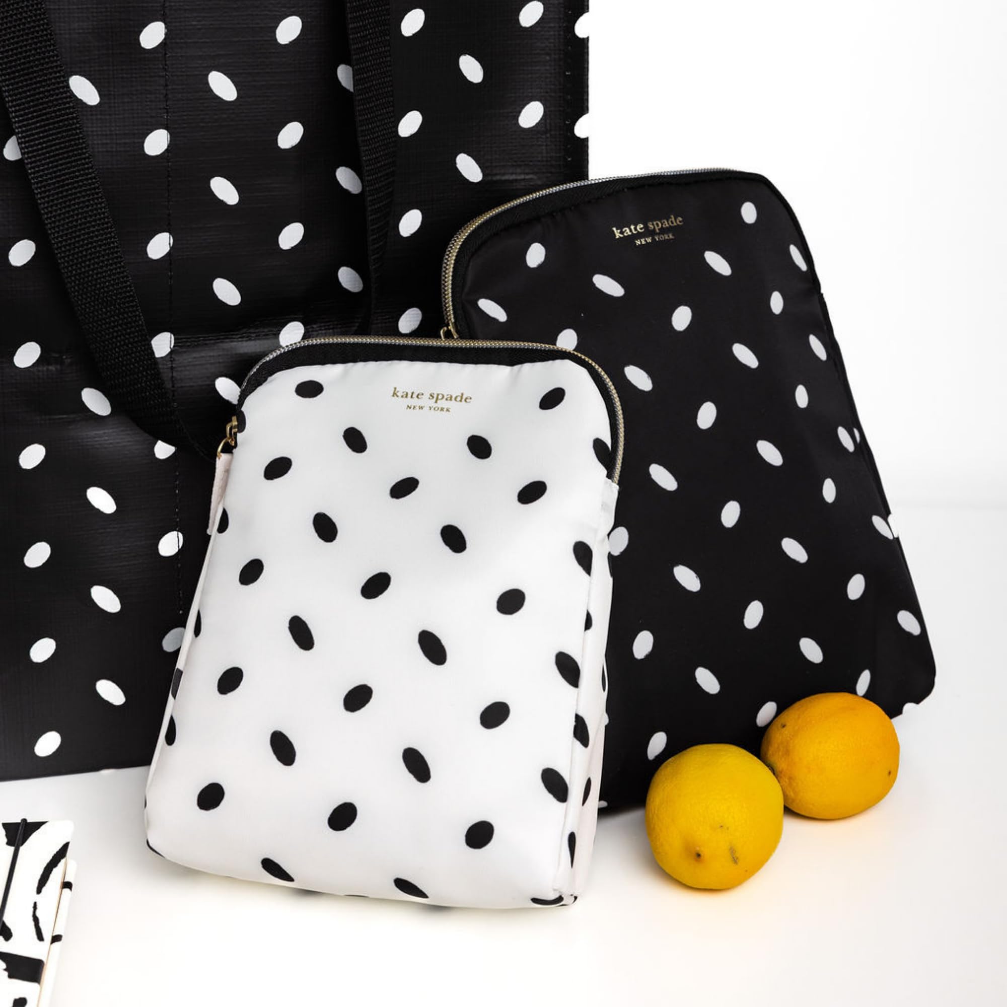 kate spade new york comparaison taille avec téléphone montrant compacité pratique