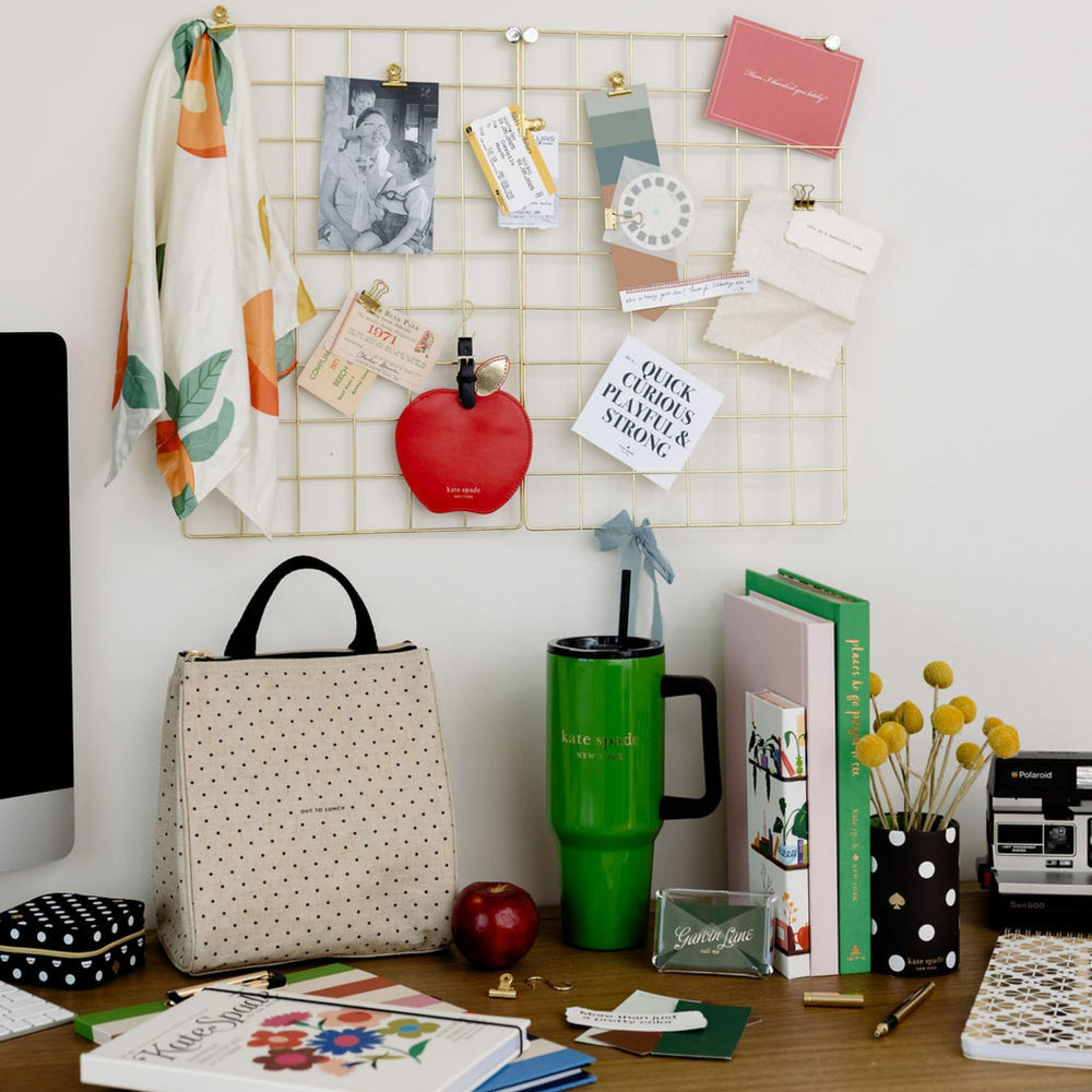 kate spade new york sac isotherme à côté d'une bouteille pour échelle de taille pratique