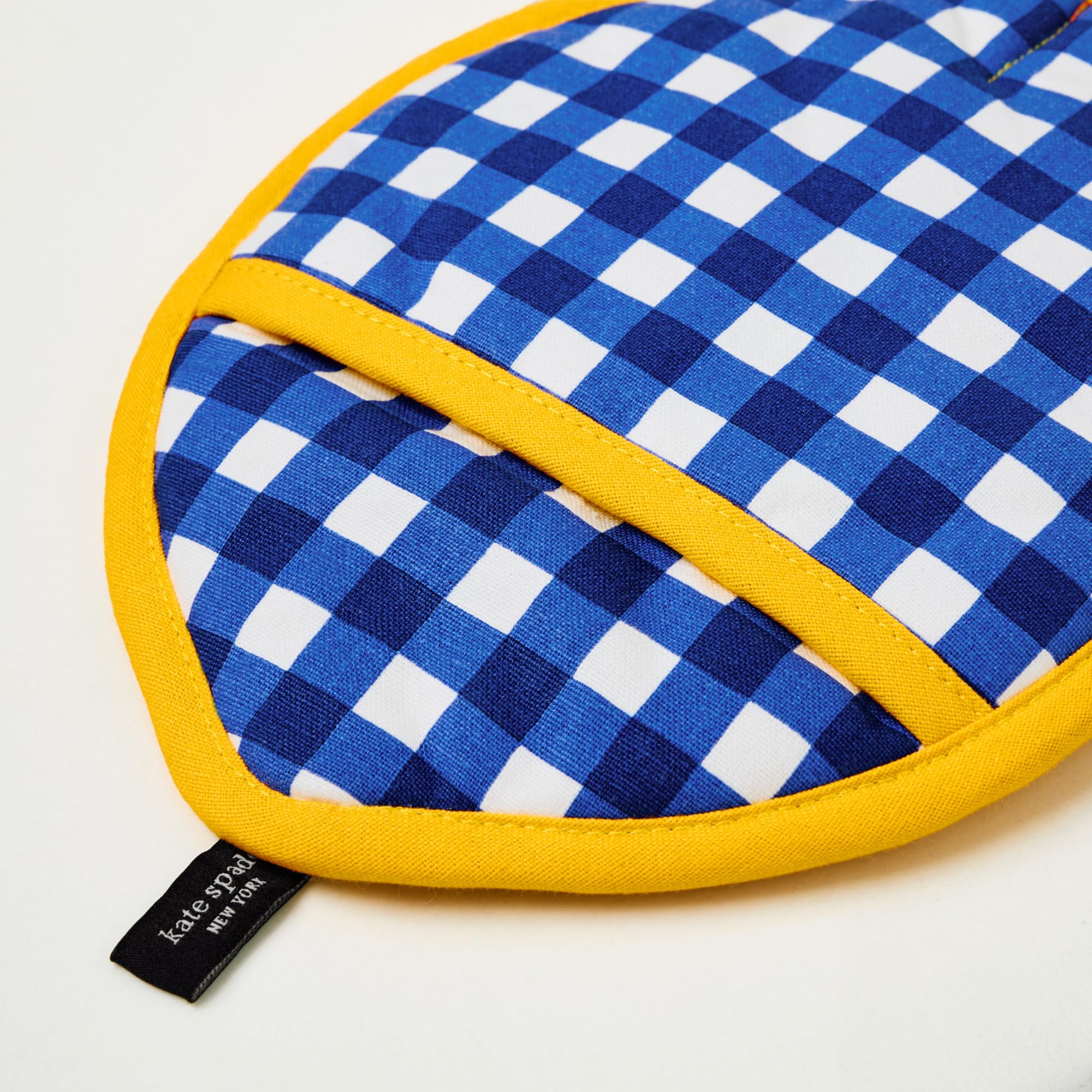 kate spade new york comparaison taille manique à côté d'une assiette, montre l'échelle