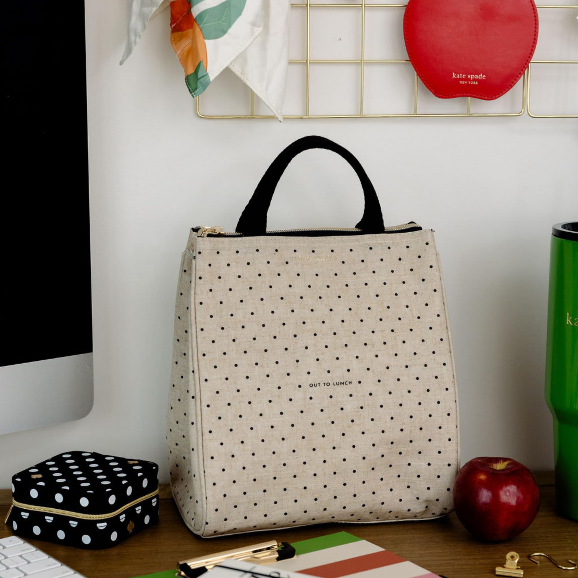 kate spade new york sac isotherme posé sur un bureau prêt à l'emploi au travail