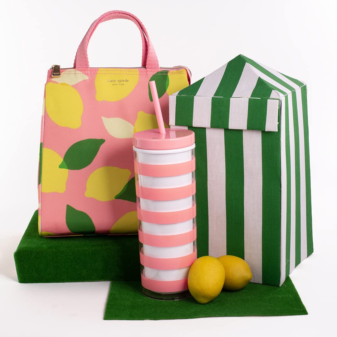 kate spade new york tote à l'échelle posé près d'une bouteille pour évaluer la capacité