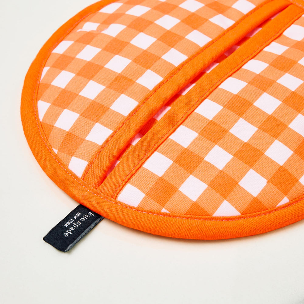 kate spade new york manique utilisée pour saisir plat chaud en cuisine