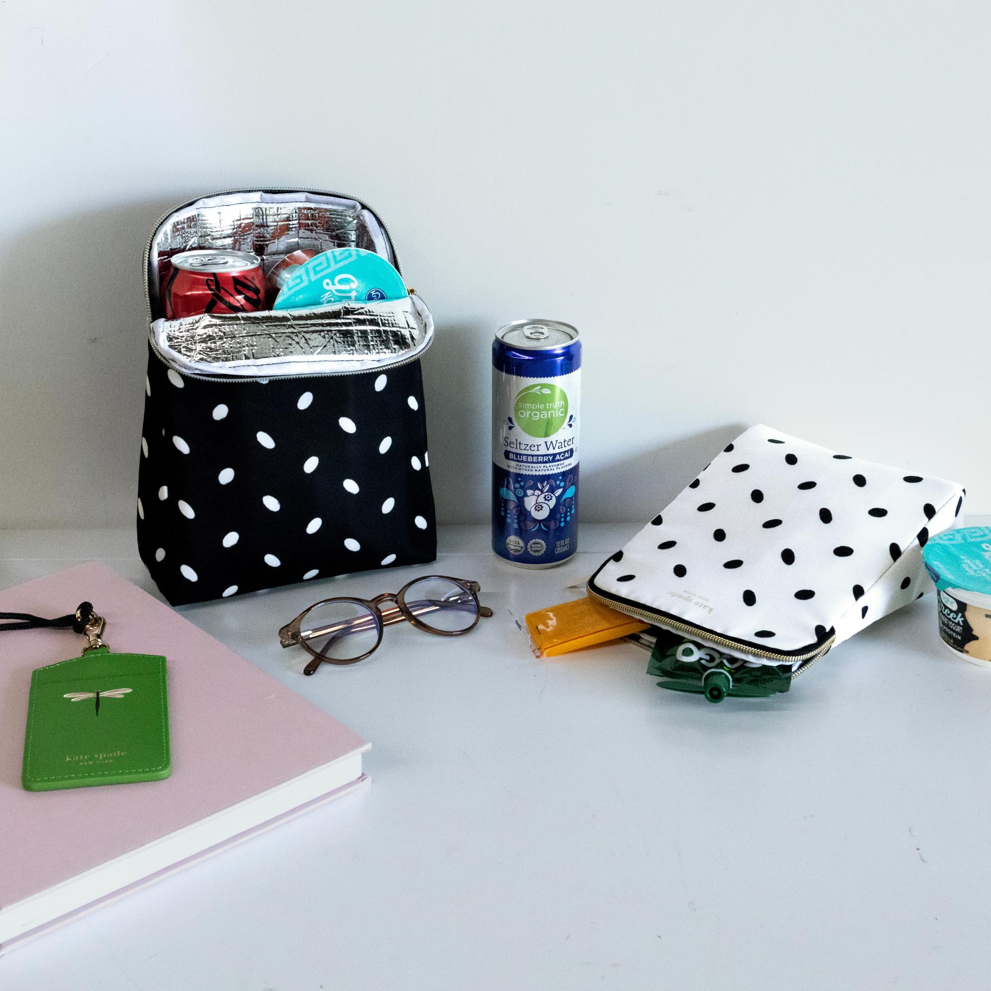 kate spade new york pochette ouverte montrant doublure réfléchissante pour fraîcheur