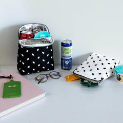 kate spade new york pochette ouverte montrant doublure réfléchissante pour fraîcheur