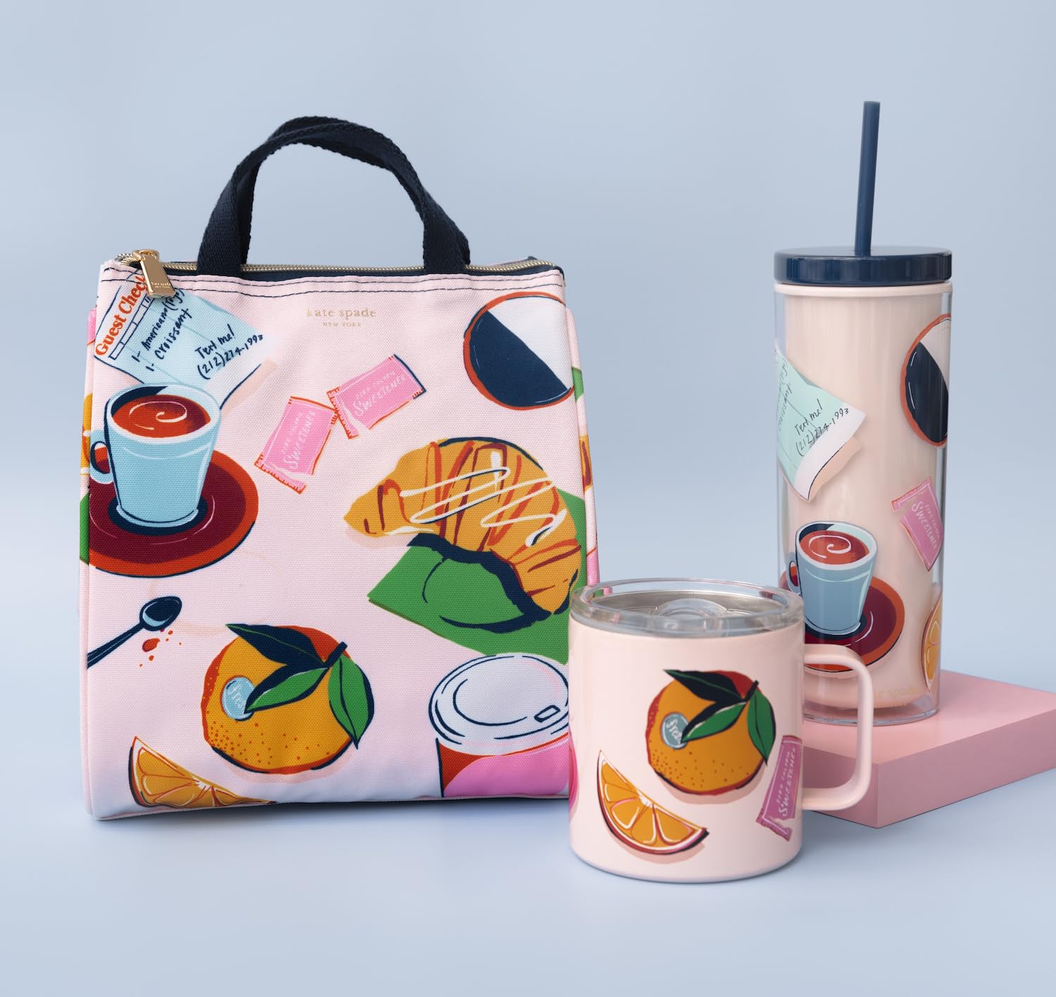 kate spade new york sac posé sur bureau organise repas au travail