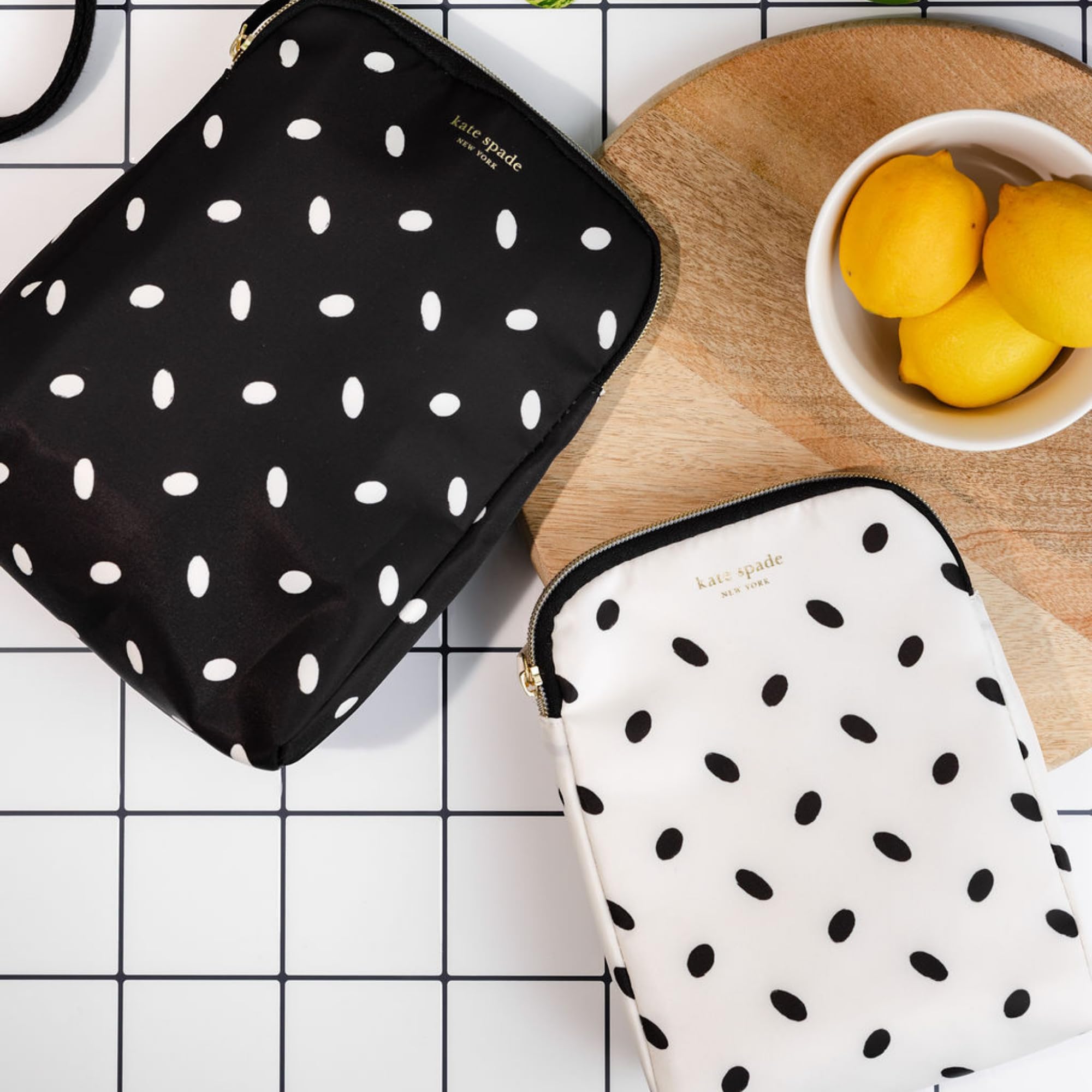 kate spade new york pochette utilisée lors d'un pique-nique pour repas nomade