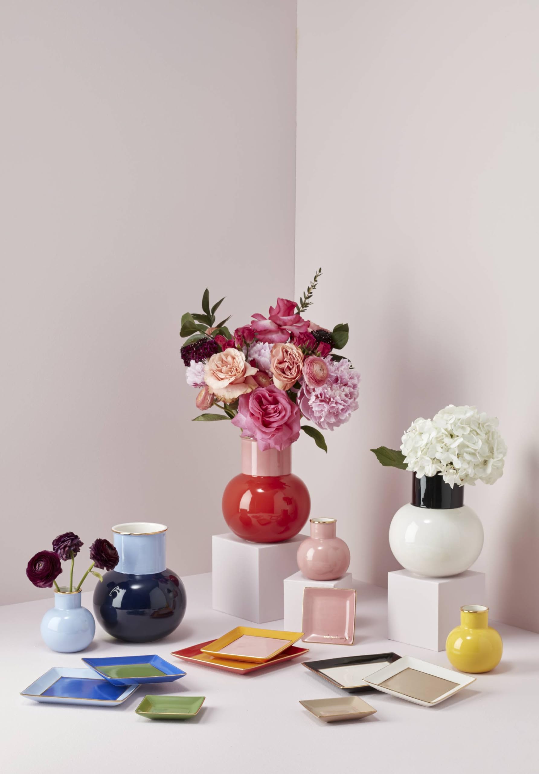 kate spade new york vase rose sur table basse, apporte couleur instantanée