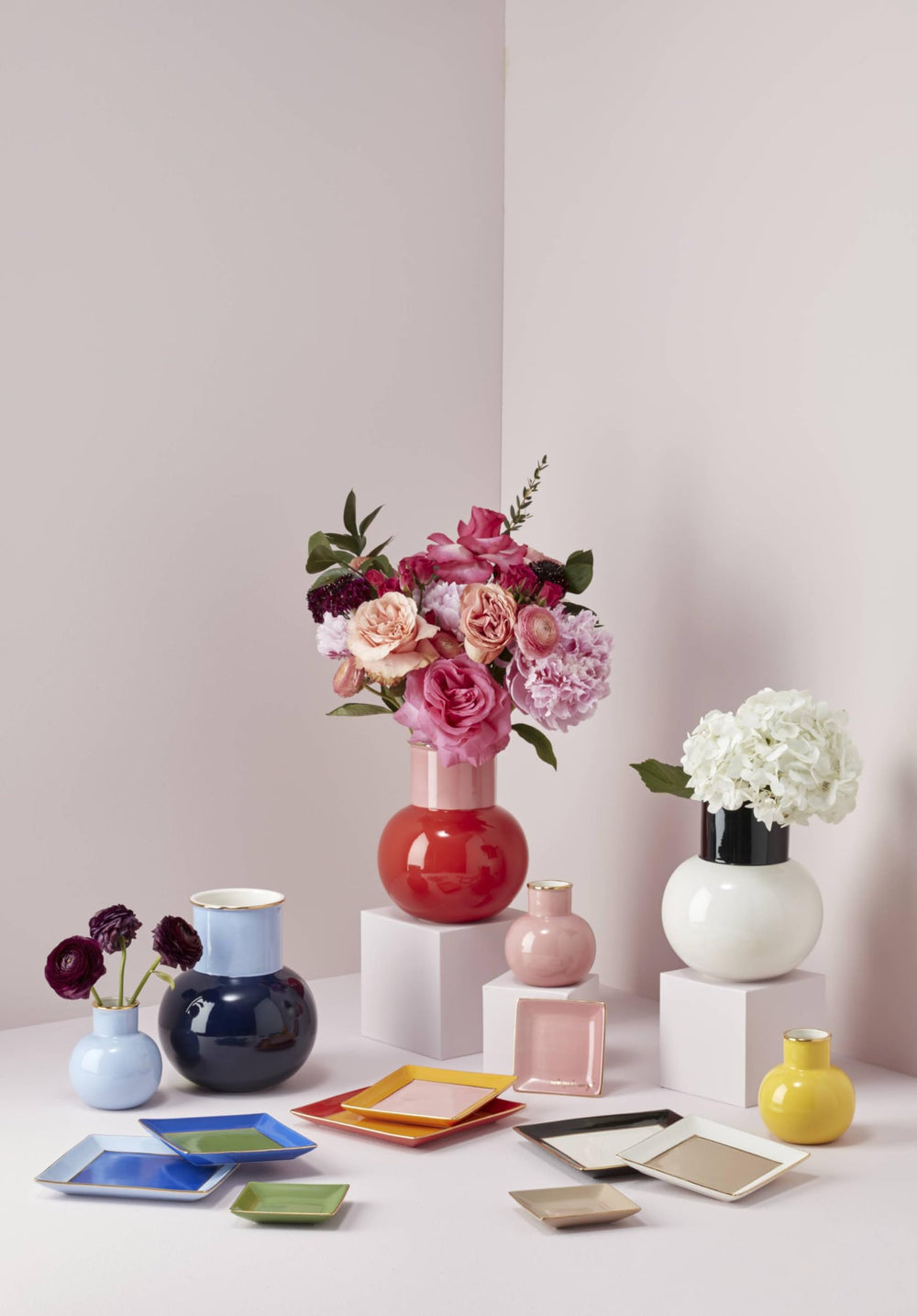 kate spade new york vase rose sur table basse, apporte couleur instantanée