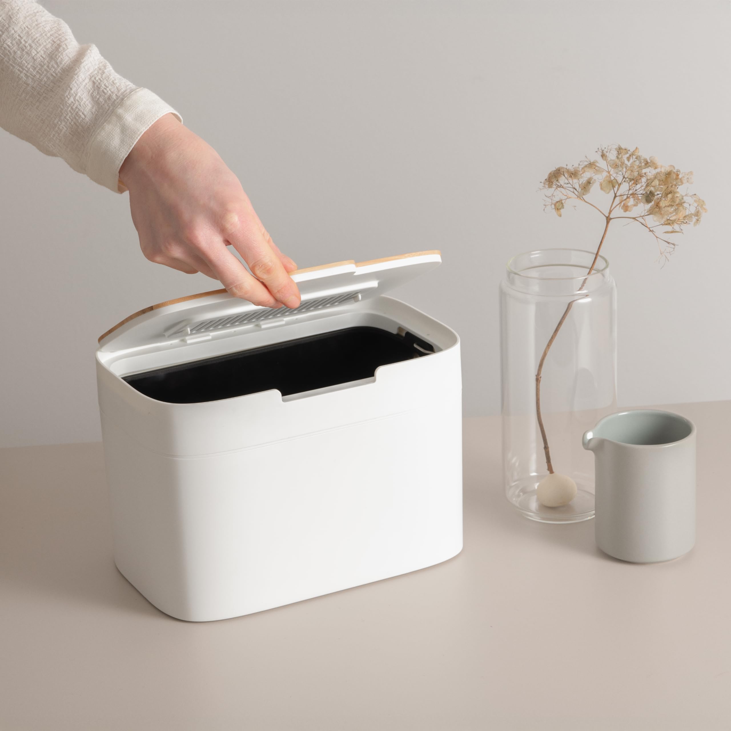KAZAI Elin à côté d’une main pour montrer l’échelle et la capacité compacte