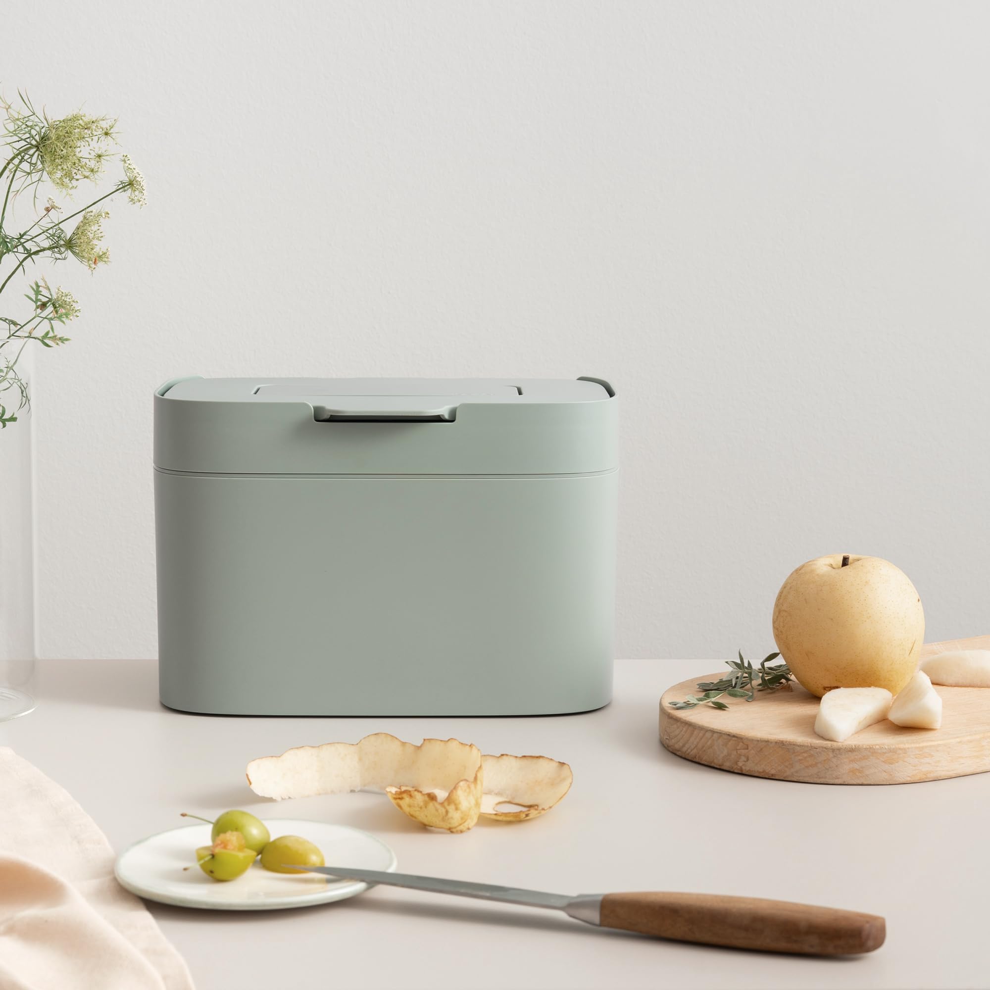 KAZAI Elin à côté d'un fruit pour comparaison de taille et capacité