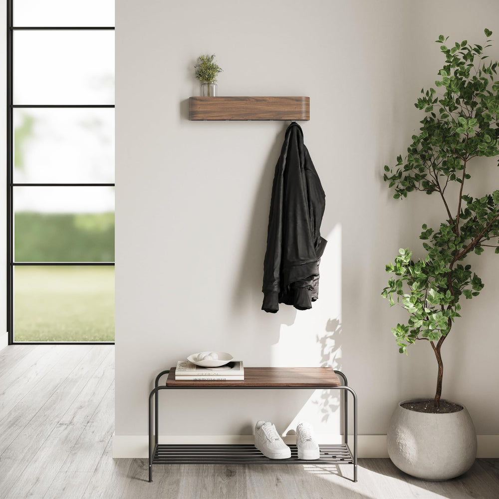 Porte-manteau Kazai Toke installé dans une entrée moderne, gain de place visible