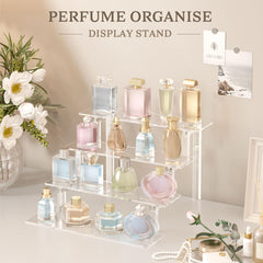 Kcrystenia présentoir en usage sur coiffeuse mettant en valeur parfums