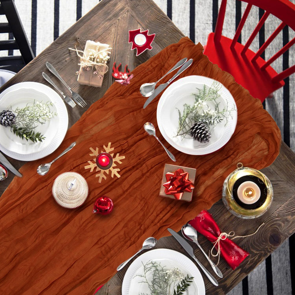 KEEPSHOWING décor de Noël sur table valorisant l'atmosphère festive