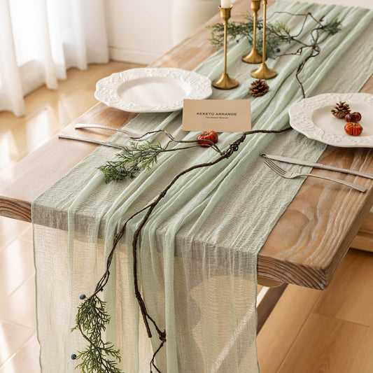 Keketoarrange chemin de table face avant montrant couleur vert sauge et élégance
