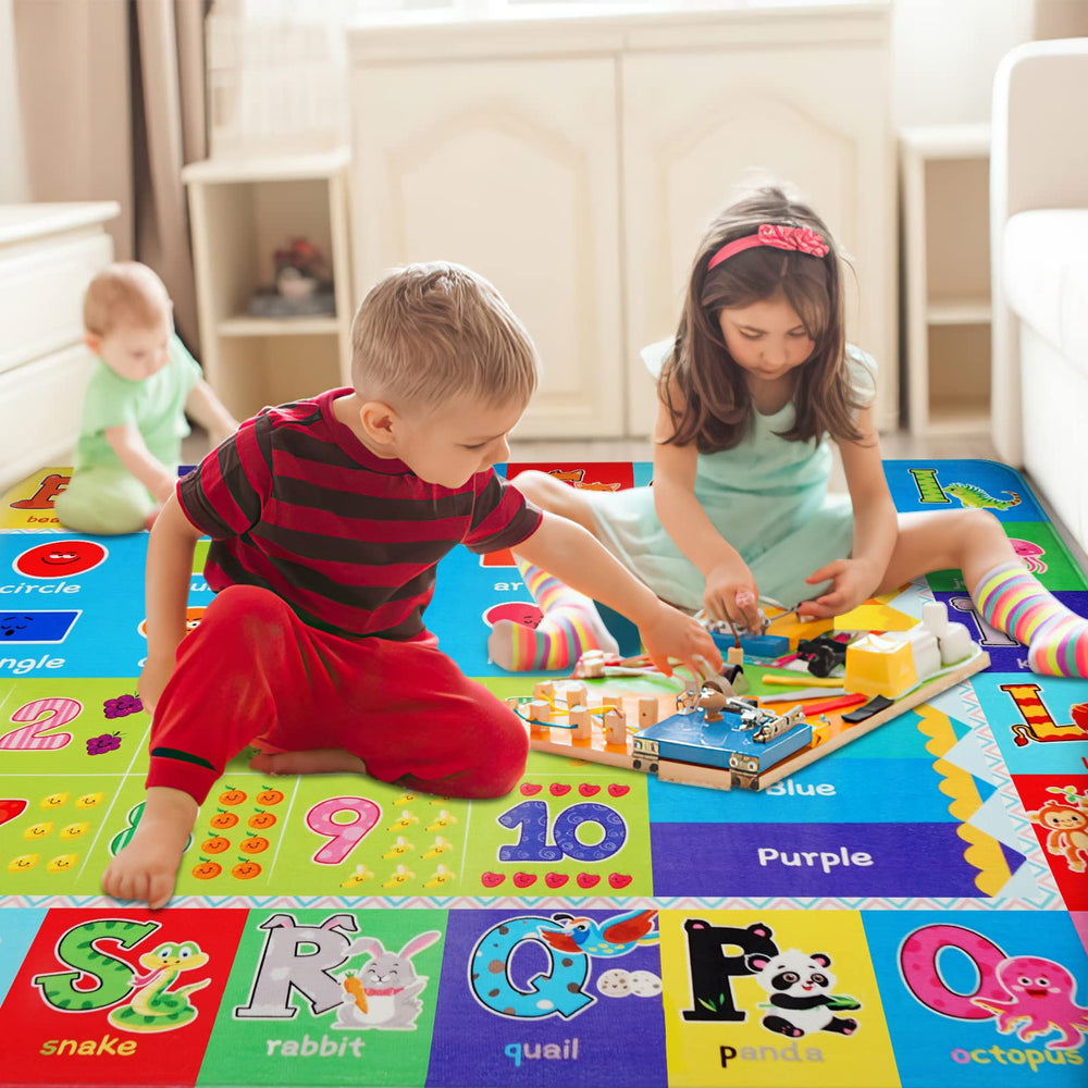 Kentaly enfants jouant sur tapis, espace large pour activités collectives