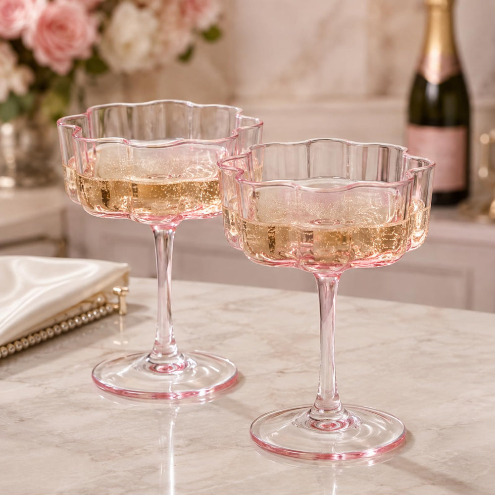 Khen deux verres ensemble montrant set de 2 prêt à servir