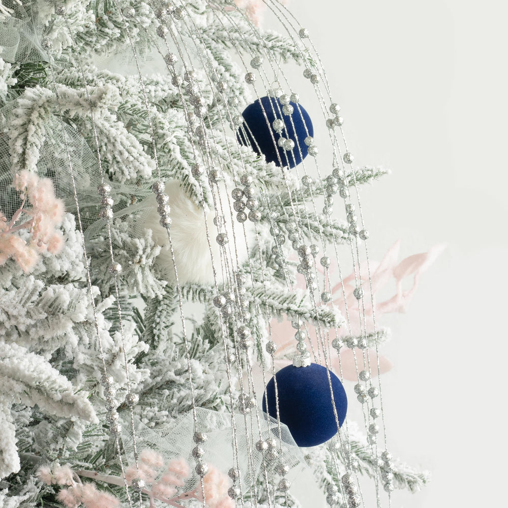 boules KI Store suspendues sur sapin illustrant décoration élégante