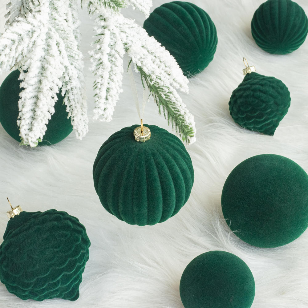 KI Store décor vert avec or et rouge, association festive valorisante