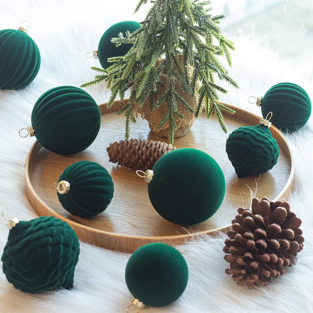 KI Store ensemble de boules vertes accrochées sur un sapin, effet chic immédiat