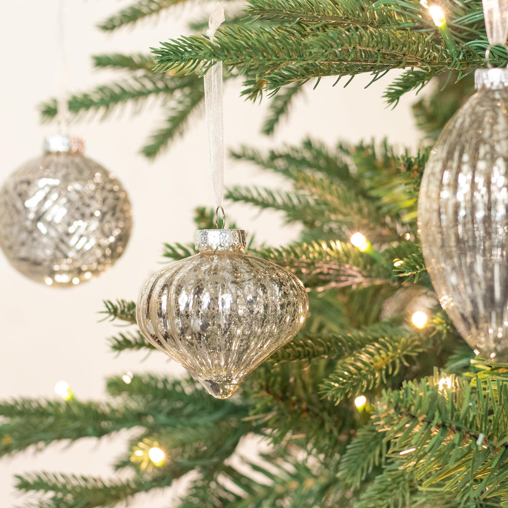 KI Store ornements suspendus au sapin créant ambiance chaleureuse