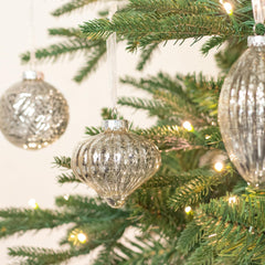 KI Store ornements suspendus au sapin créant ambiance chaleureuse
