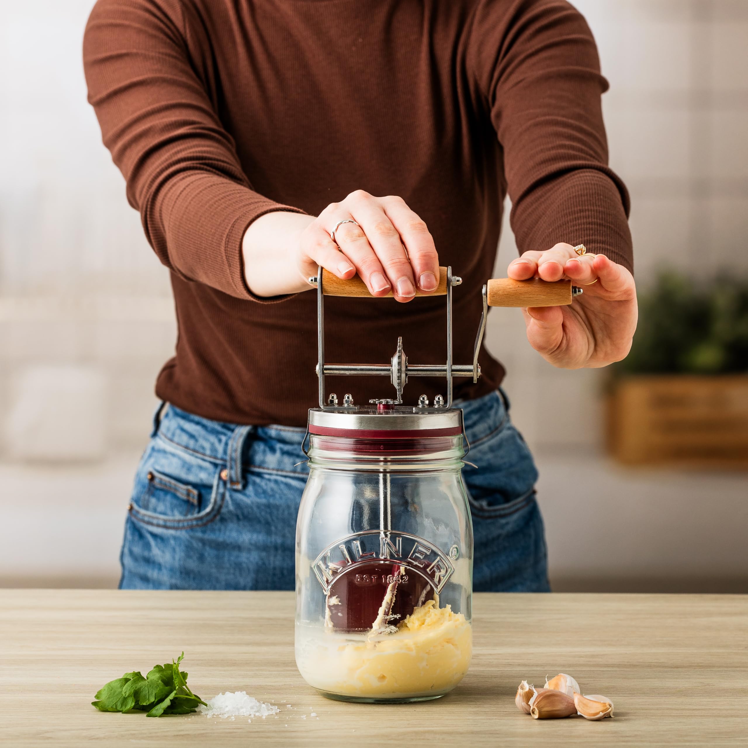 Kilner comparaison d'échelle avec main montrant la taille 34 fl oz pratique