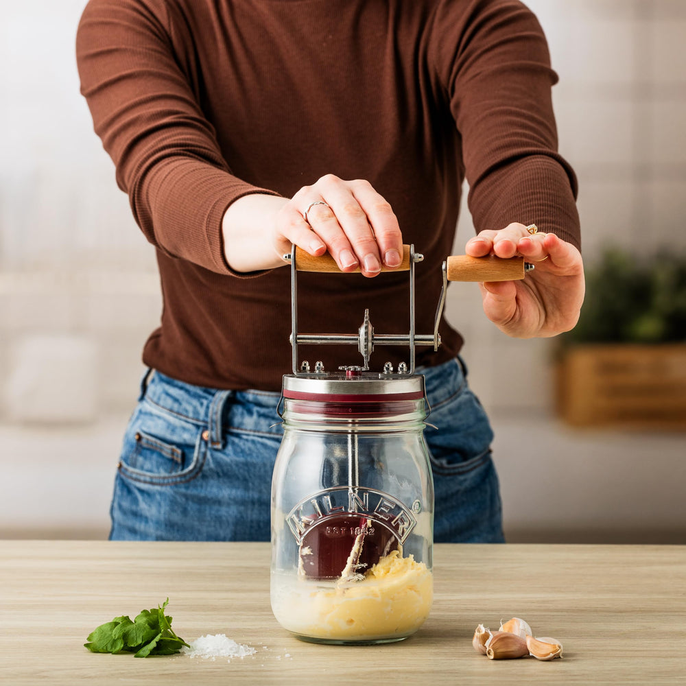 Kilner comparaison d'échelle avec main montrant la taille 34 fl oz pratique